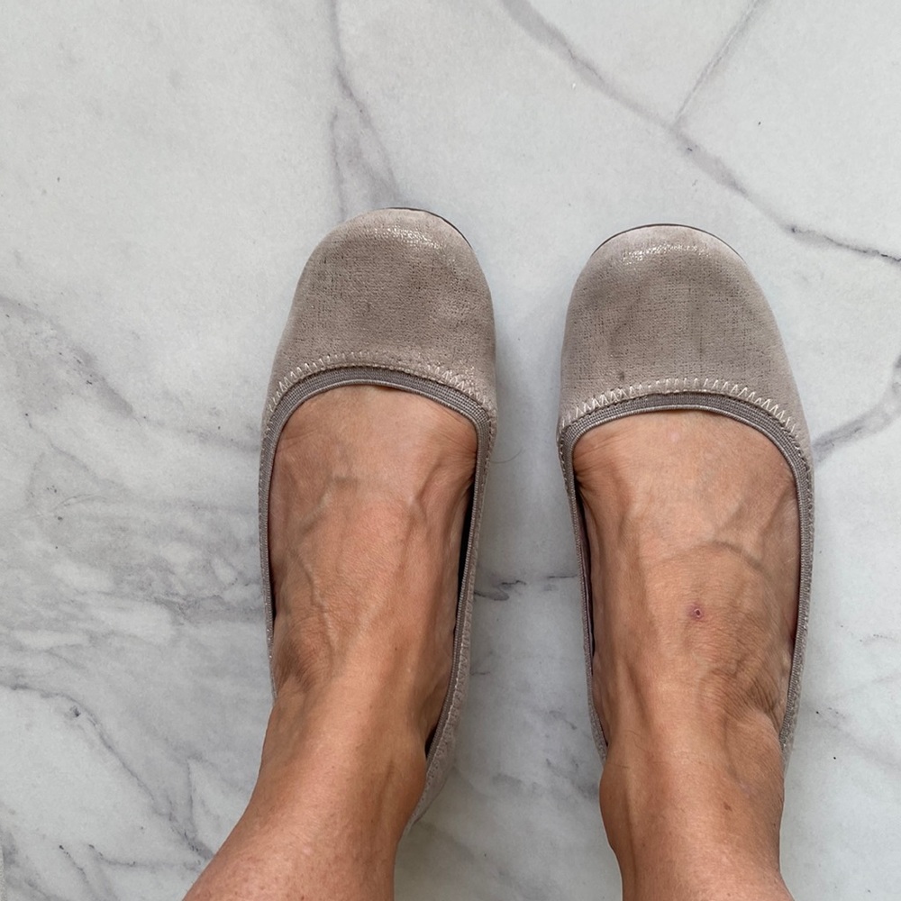 Abeo ballet flats. No wear and tear on these shoes.  Great support. Size 8